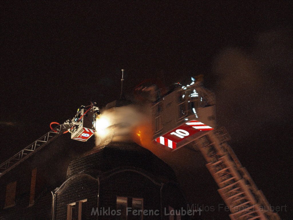 Feuer 3 Dachstuhlbrand Koeln Muelheim Gluecksburgstr P053.JPG